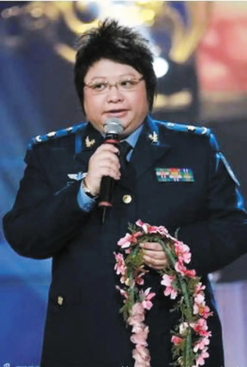 韩红年轻时一身军装制服看起来非常的精神干练,与现在判若两人,但是