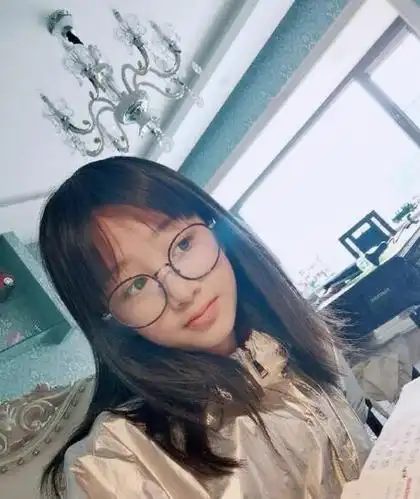 组图:吴启华12岁女儿近照曝光 戴眼镜秀发披肩乖巧清秀