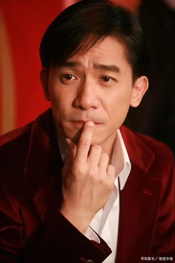 今年第80届威尼斯国际电影节上最帅气的人是61岁的梁朝伟.