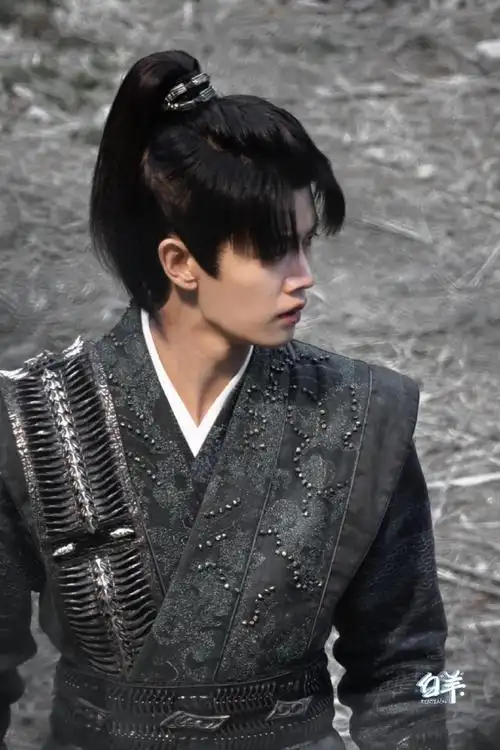 任嘉伦六年前vs六年后#是谁看到喉结就走不动道@任嘉伦allen想你的第