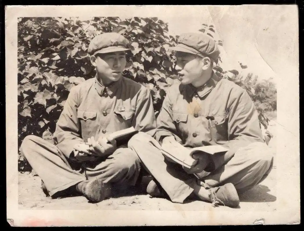 【老照片】70年代的军人老照片.是不是有一种回到波澜壮阔年代的感觉.