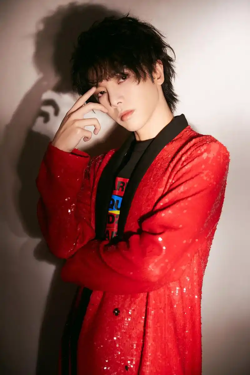 极限挑战公益演唱会纯享版即将播出 今晚锁定红衣大魔王华晨宇的舞台!