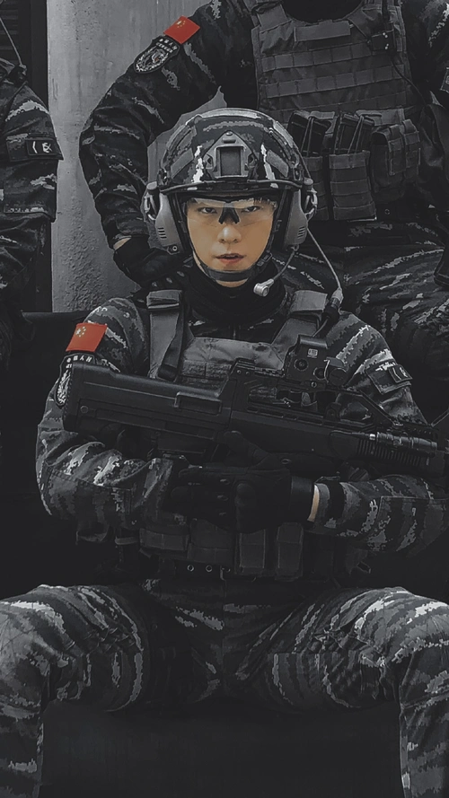 杨洋军装照帅气十足 网友:把军装焊在身上吧__财经头条