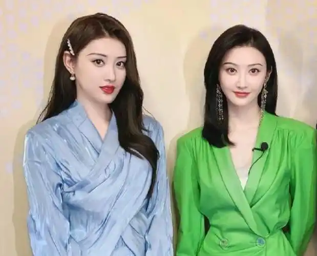 景甜幼熙同框营业生图下的状态引热议终于懂明星跟网红的壁垒