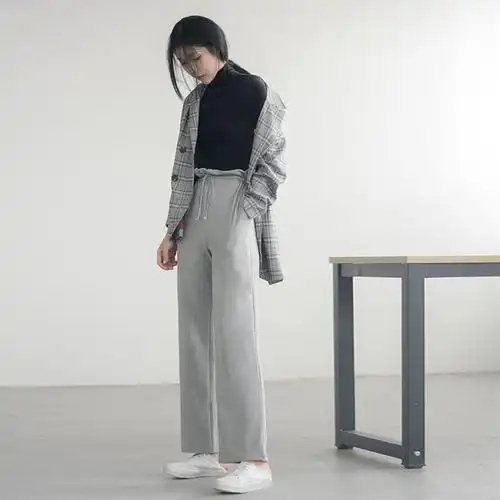 灰色阔腿裤搭配什么款式的上衣比较合适?