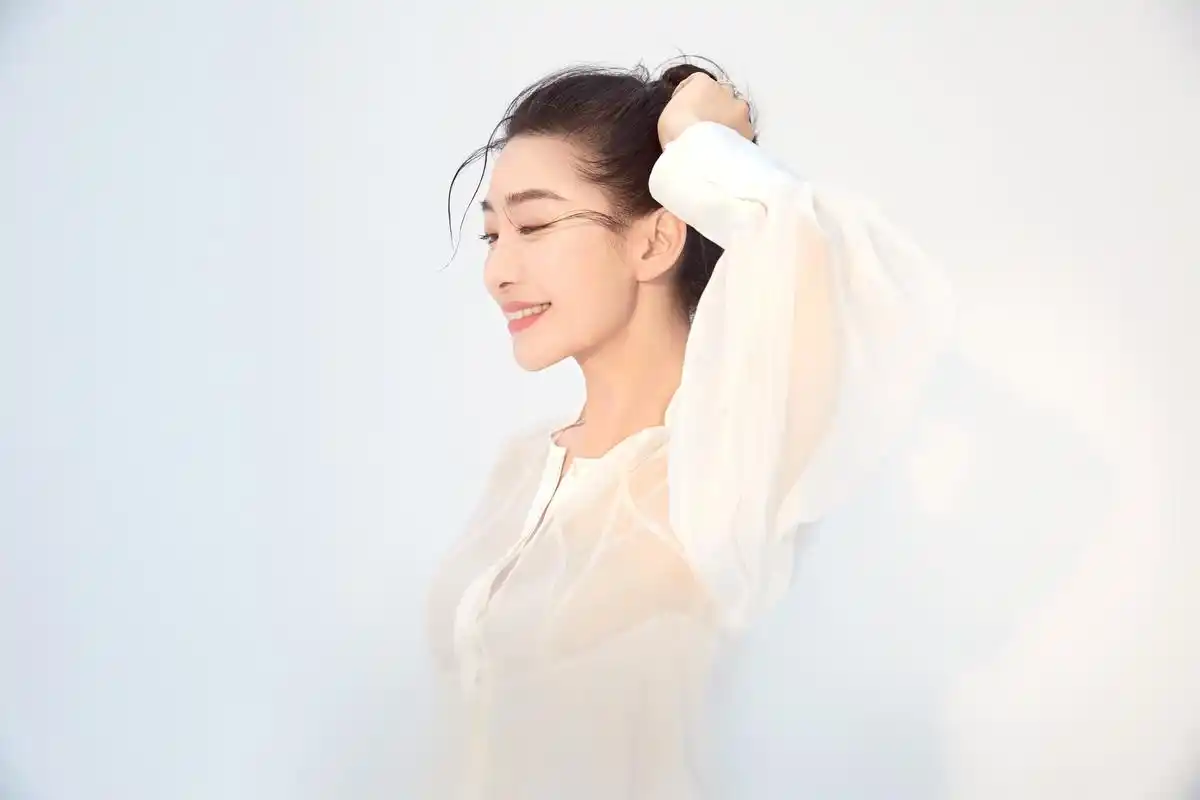 陶昕然纯净系时尚大片来袭玩转极简主义冷艳明媚