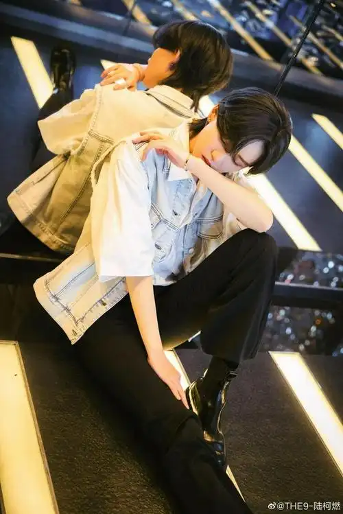 组图:陆柯燃晒国庆假期写真 素颜顺毛自拍好可爱