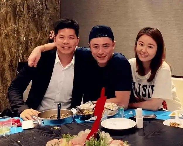 林心如为爸爸举办生日宴,老公霍建华招呼亲朋好友,全家福曝光_照片