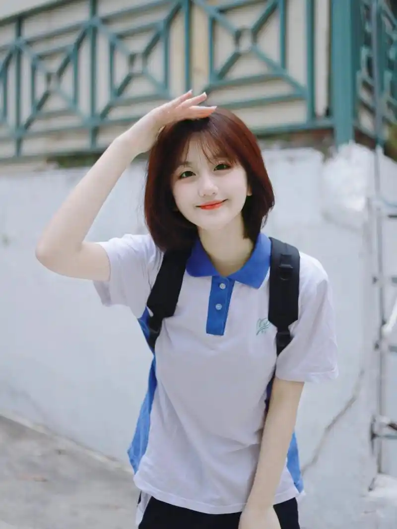 短发女孩半袖t恤穿搭的样子真美,白皙的皮肤真好看,青涩的青春