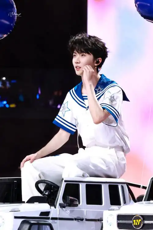 马嘉祺白发挑染##马嘉祺叁重楼暨出道四周年演唱会