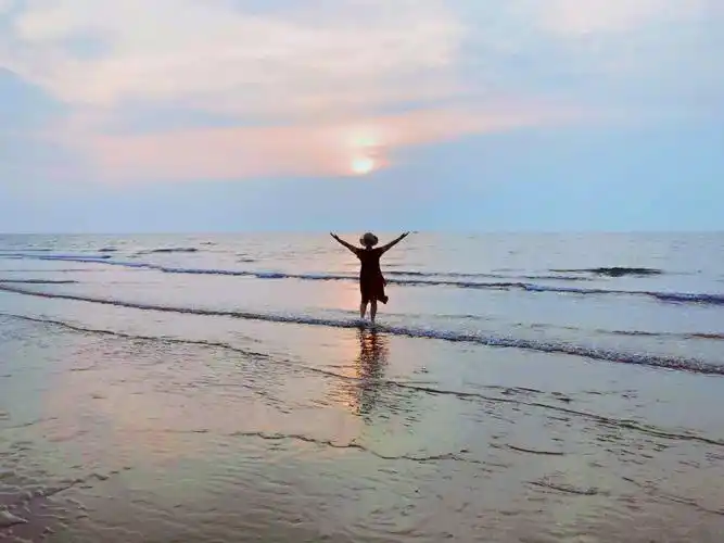 人生之夕阳——黄昏中漫步在大海边的背影,洒满了夕阳的的微笑,享受