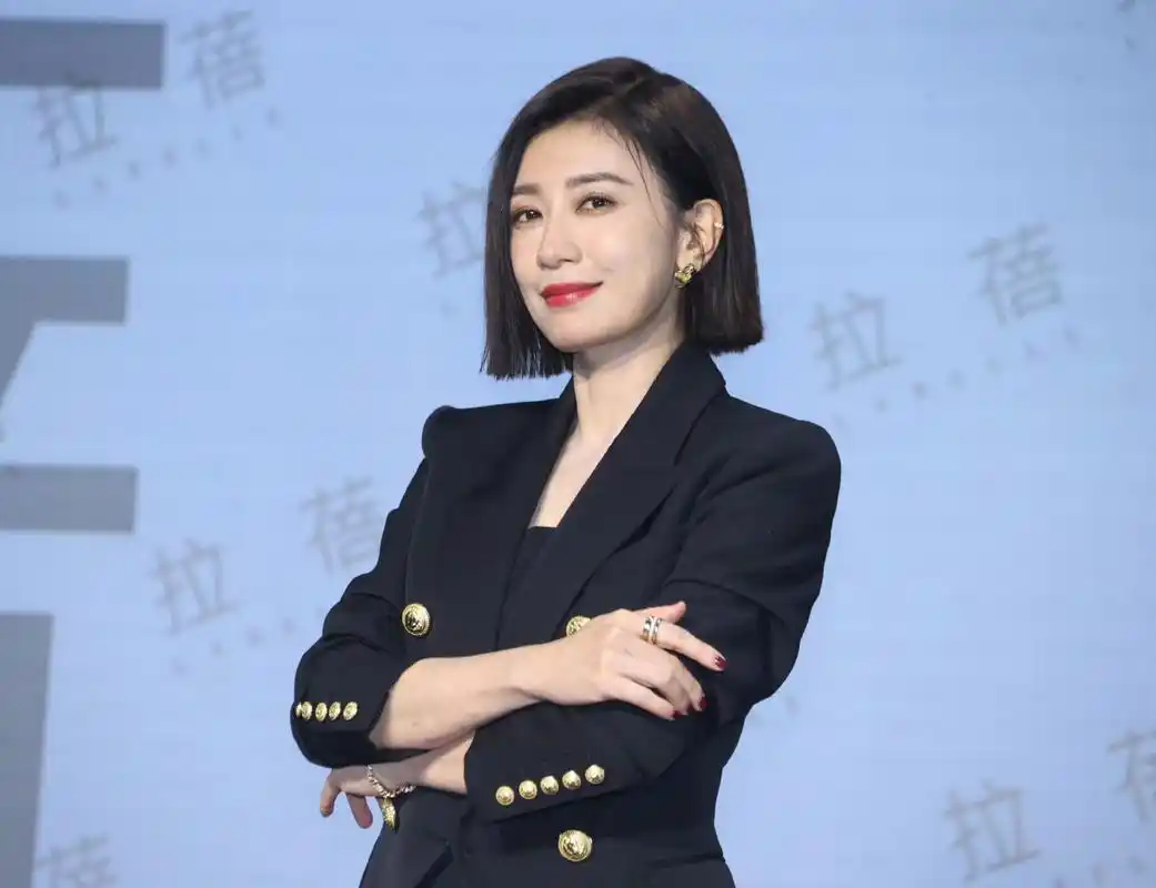 贾静雯生图,本人很年轻,五官清秀气质好! 49岁这个状态相当好了.