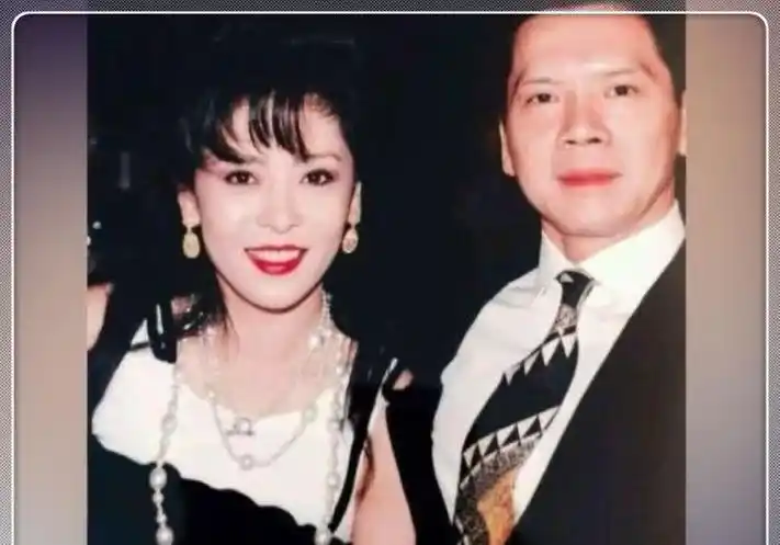 被向太与向华强年轻照片惊到!两人颜值太耐打,简直就是郎才女貌