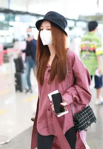 姚笛素颜走机场,穿衬衫搭自行车裤时髦气质,看着像18岁少女_下身