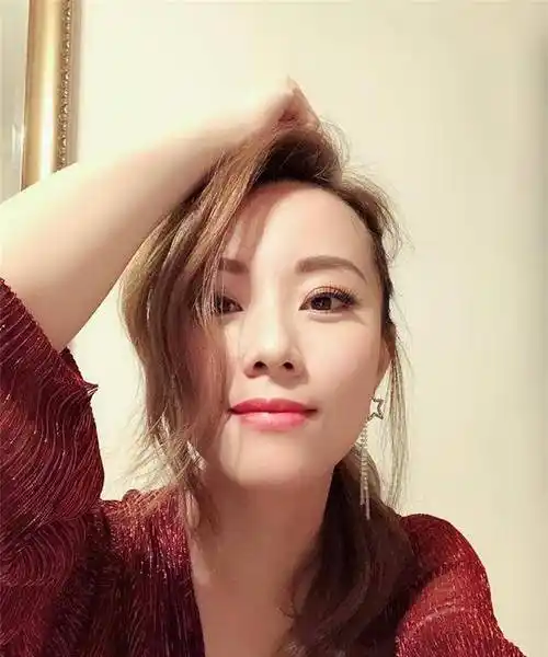 原创36岁邓丽欣素颜长满雀斑疑似美颜崩坏罕见晒时尚睡衣照