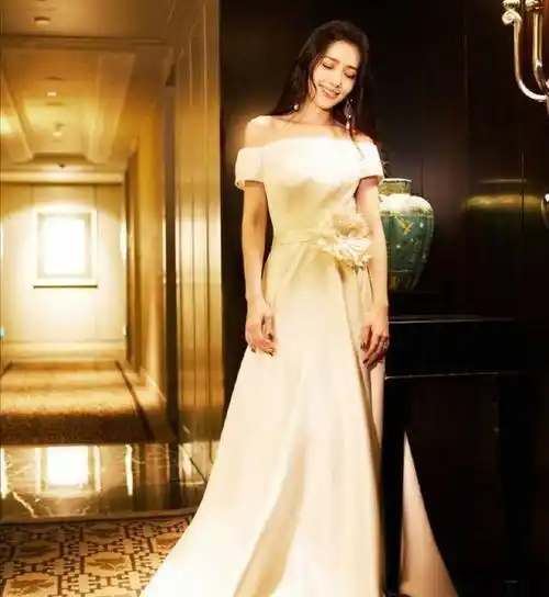 郭碧婷走红毯礼服太大,意外滑落,应对方式令人吃惊,向太范十足_外套