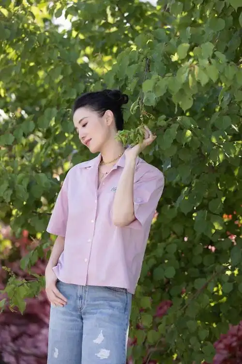 宋佳发布夏日清新写真大片印花粉衬衫搭牛仔短裤清新亮眼