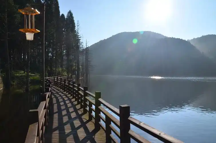 明月山上梦月湖