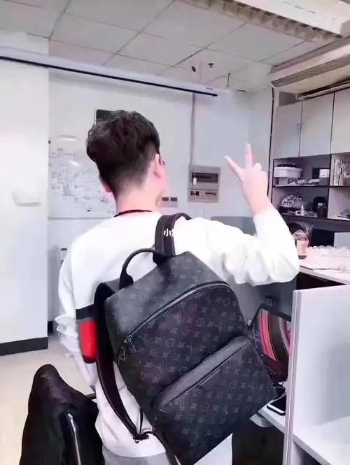 lv discovery双肩包吴亦凡同款 男士必入的一款背包_路易威登怎么样