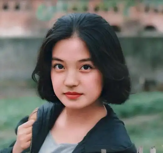 赵薇时隔多年依旧高人气,看到年轻时的照片的人都感叹,长这样就该红