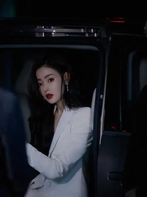 张天爱白色真空西装##张天爱白色西装好a