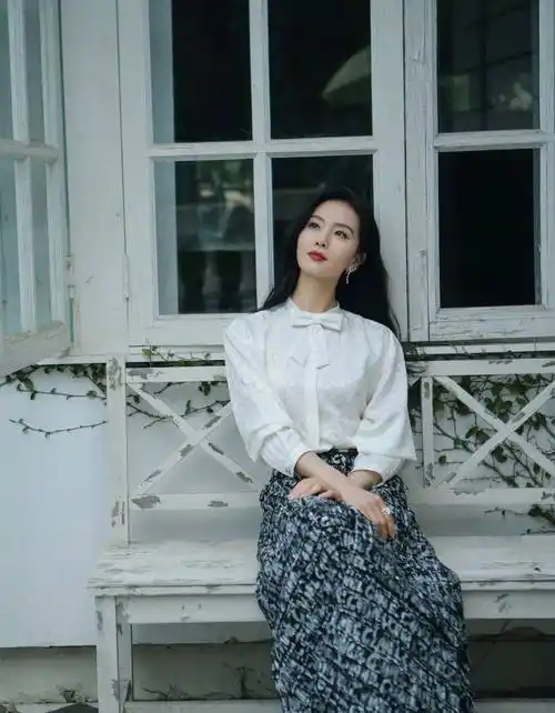 巧合的是,刘诗诗和赵丽颖登上了同一本杂志的封面,谁偷走了你的心?