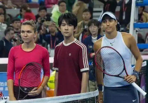 易烊千玺微博晒出一张合照,竟意外撞脸范丞丞,两人相似度极高