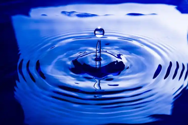 水滴入水图片自然风景水滴水