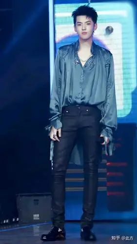 如何评价吴亦凡的身材?