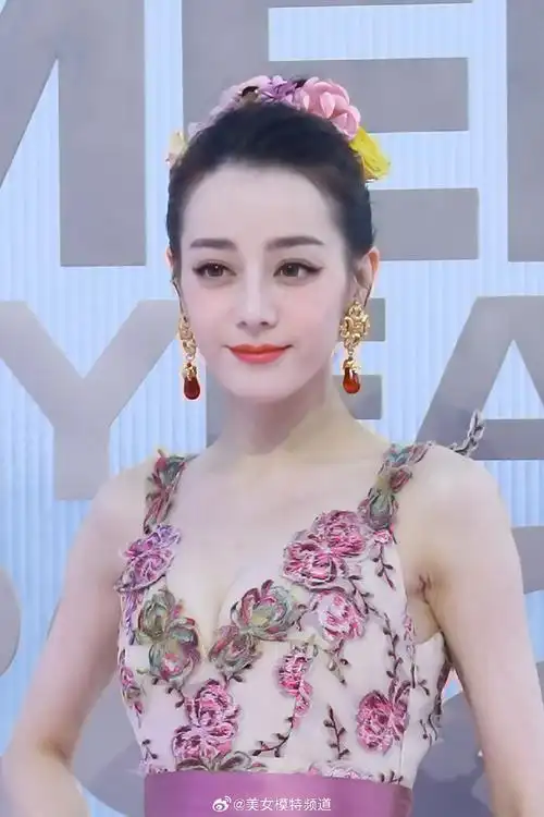 迪丽热巴盛典红毯现场