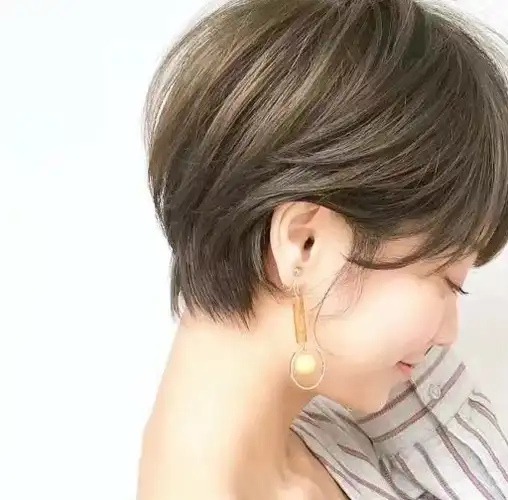 发量多的女生适合哪种短发造型?_发型_时尚_妹子