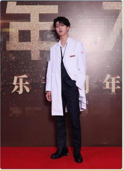 范冰冰大晒范丞丞19岁生日照九宫格铺满屏幕喊丞哥宠溺满分