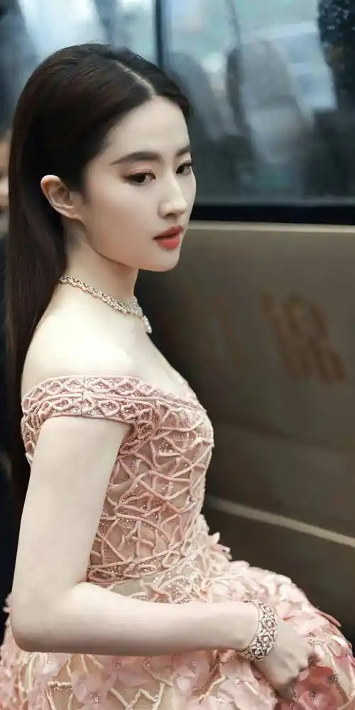 刘亦菲闪耀红毯,白玉兰奖造型惊艳全场!