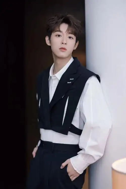 吴宇恒黑白配穿搭来了,秋季照着穿都很帅