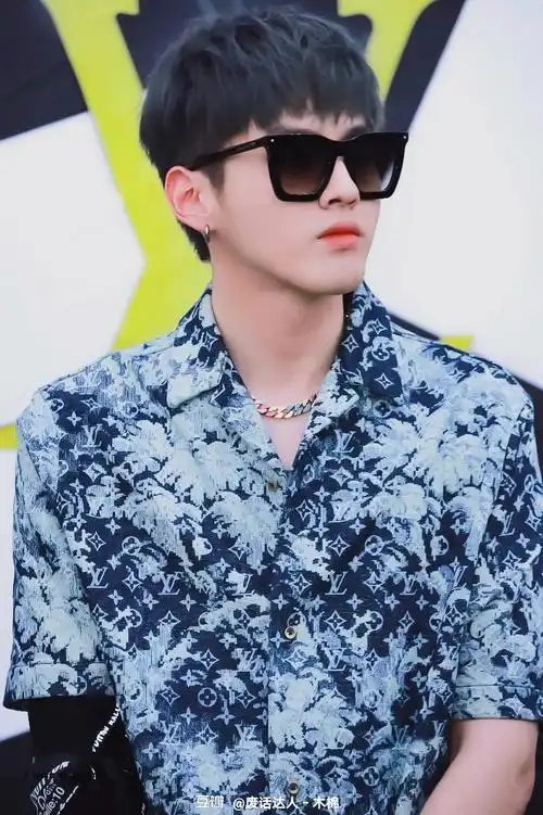 8月6日路易威登lv秀,品牌代言人吴亦凡穿油画牛仔套装,大秀开场白 白