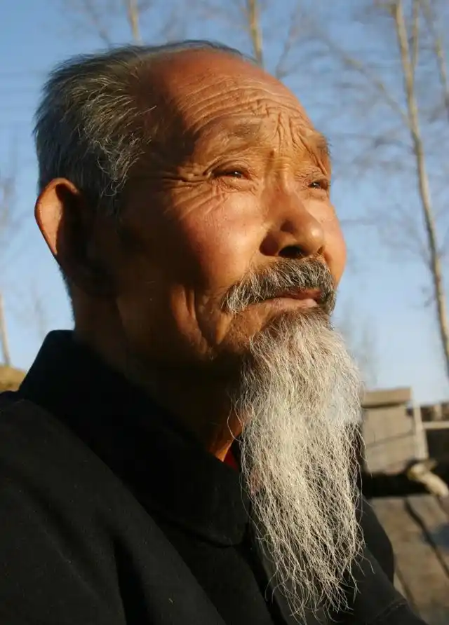 生活在江苏扬州城区的留着长胡子的老人.(图片来自东方ic)