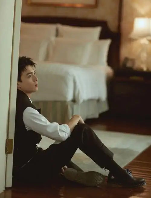 吴磊西装皮鞋黑袜