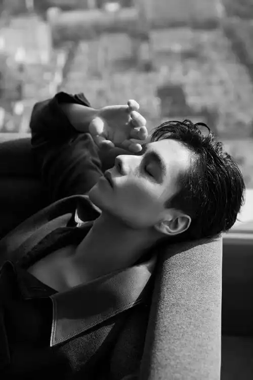 胡一天黑白侧颜随拍##胡一天黑白氛围感侧颜随拍