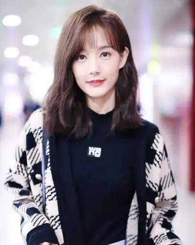 李一桐笑眼睛弯弯显娇羞 大方送签名有求必应超暖心