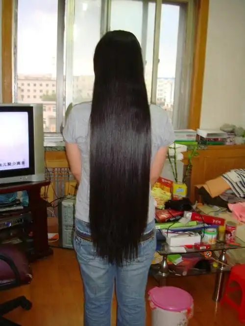 美术学院学生剪下80厘米柔顺长发(2)