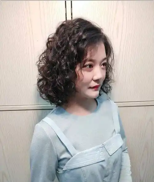 50岁中年女性剪什么发型显年轻?