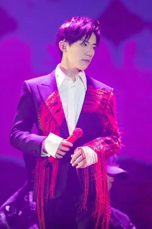 易烊千玺18岁成人礼手机屏保8个大字抢眼