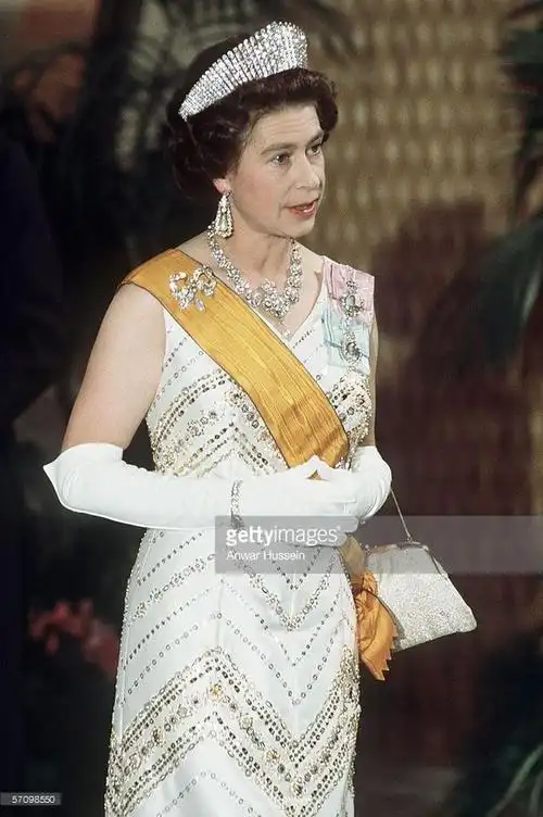 伊丽莎白女王也穿旧衣服,10个长礼服时刻,本色诠释优雅贵气