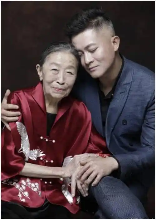 之后便一直维持着这种关系,好在张少华在拍戏的时候认识了一个干儿子