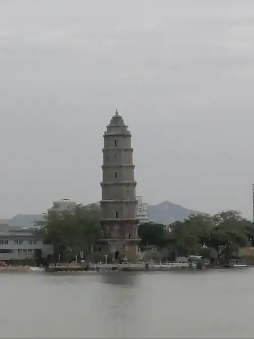 坐车远眺潮州古八景之一的"龙湫宝塔"