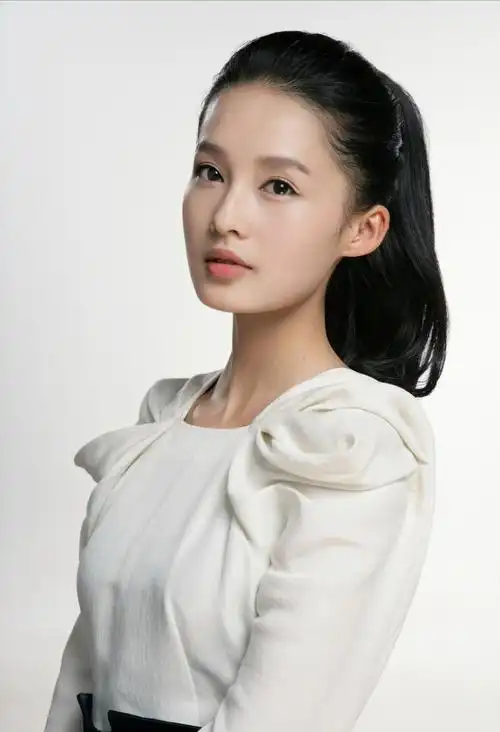 李沁个人资料(李沁:从昆曲到演戏,曾被骗走全部酬劳,如今31岁仍单身)