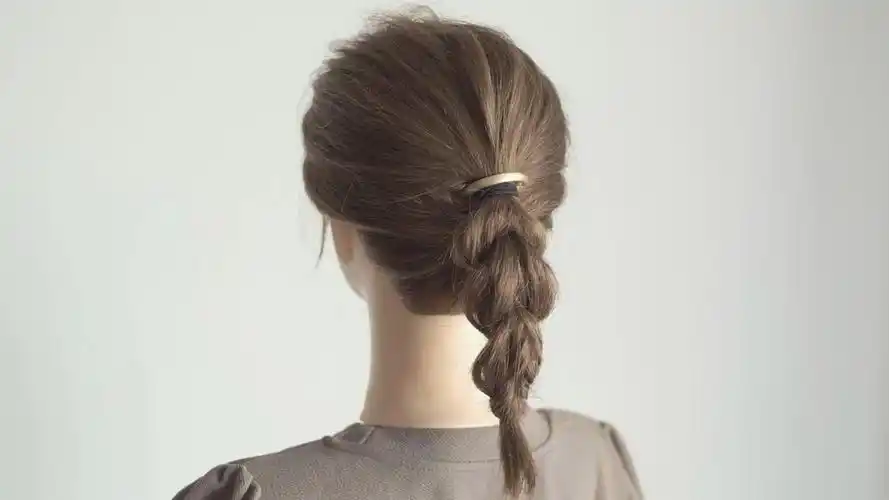 马尾不要总是一成不变,学会这样扎,好看又减龄,扎法还很简单