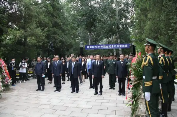 在庄严肃穆的气氛中,烈士公祭仪式开始,全场高唱《中华人民共和国国歌