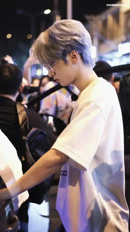 严浩翔金发眼镜造型路透##严浩翔三亚金发眼镜造型路透