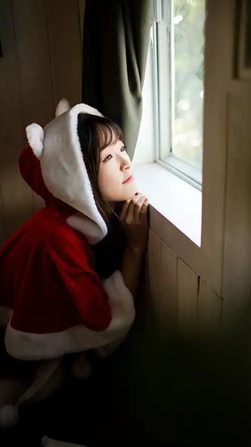 俏皮可爱的美少女居家写真图片手机壁纸